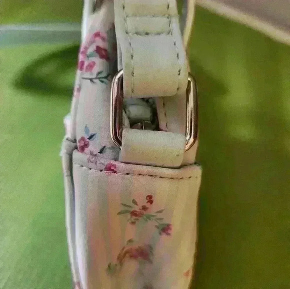 Mint green with detail silk lining.Round Purse with over shoulder and hand strap - Picture 6 of 10